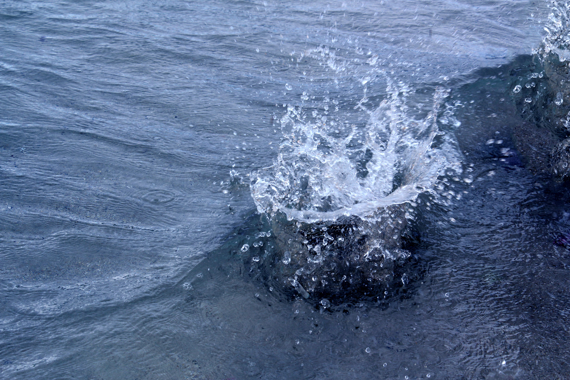 Вода падает в океане. Камень падает в воду. Всплеск воды. Брызги воды. Брызги от воды.