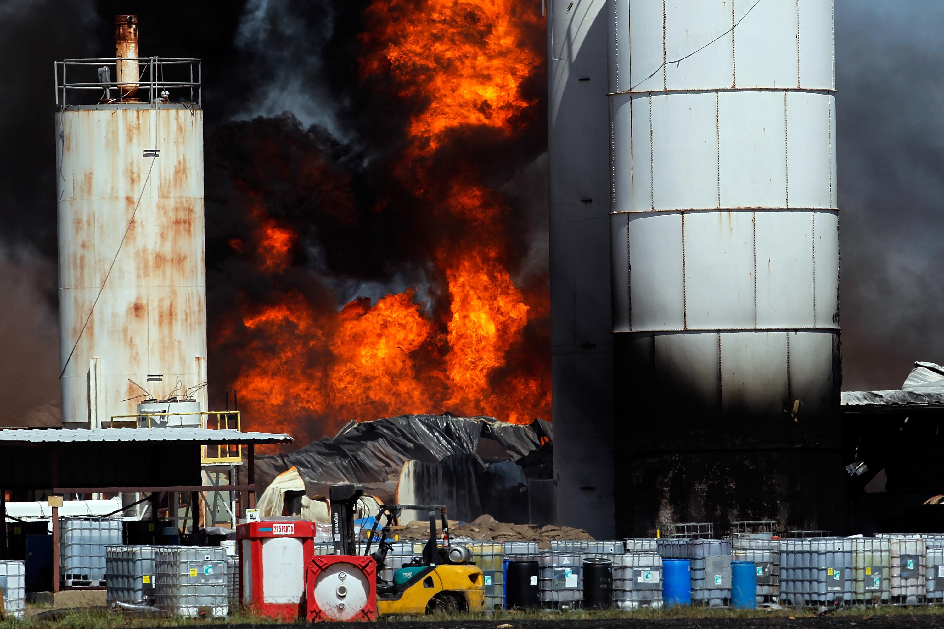 Крупная химическая авария. Пожары на промышленных предприятиях. Пожар на предприятии. Промышленная катастрофа.
