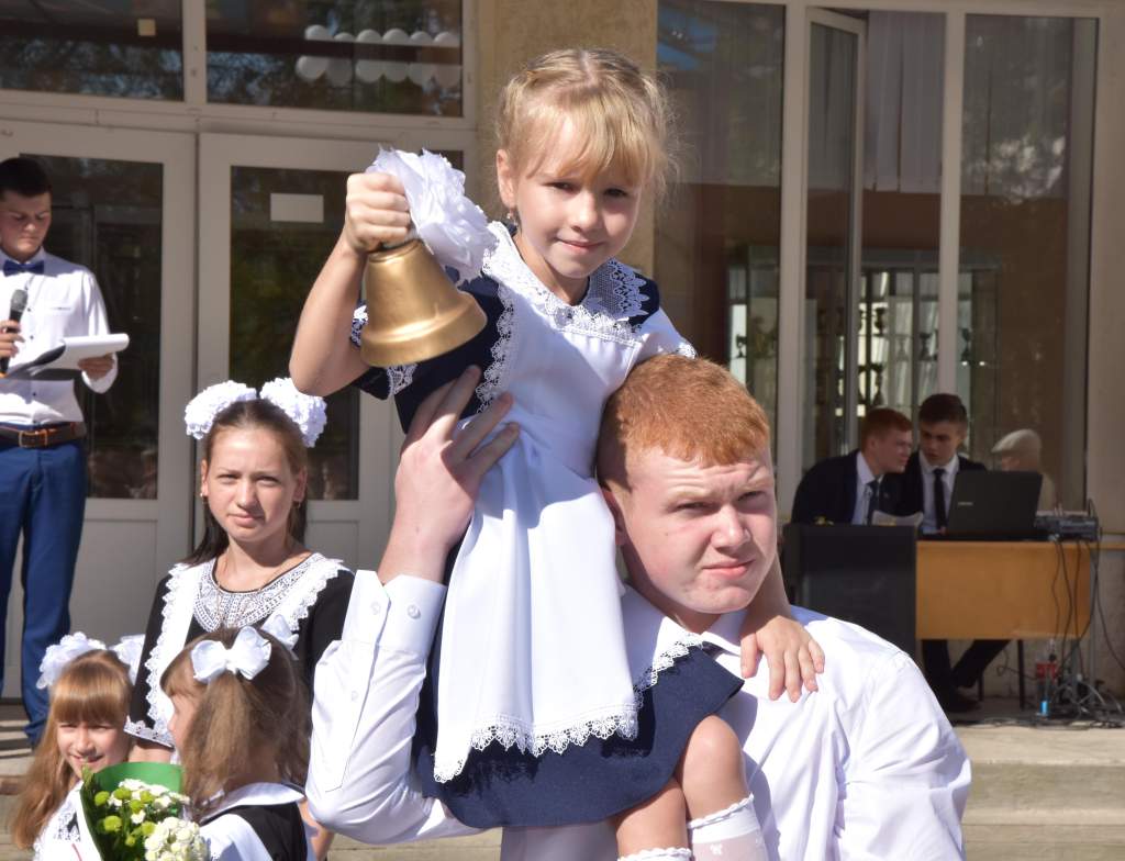 Линейка в школе. Школьная линейка. Школа 1 сентября. Школа 1000 форма. 1 звонок в школе.