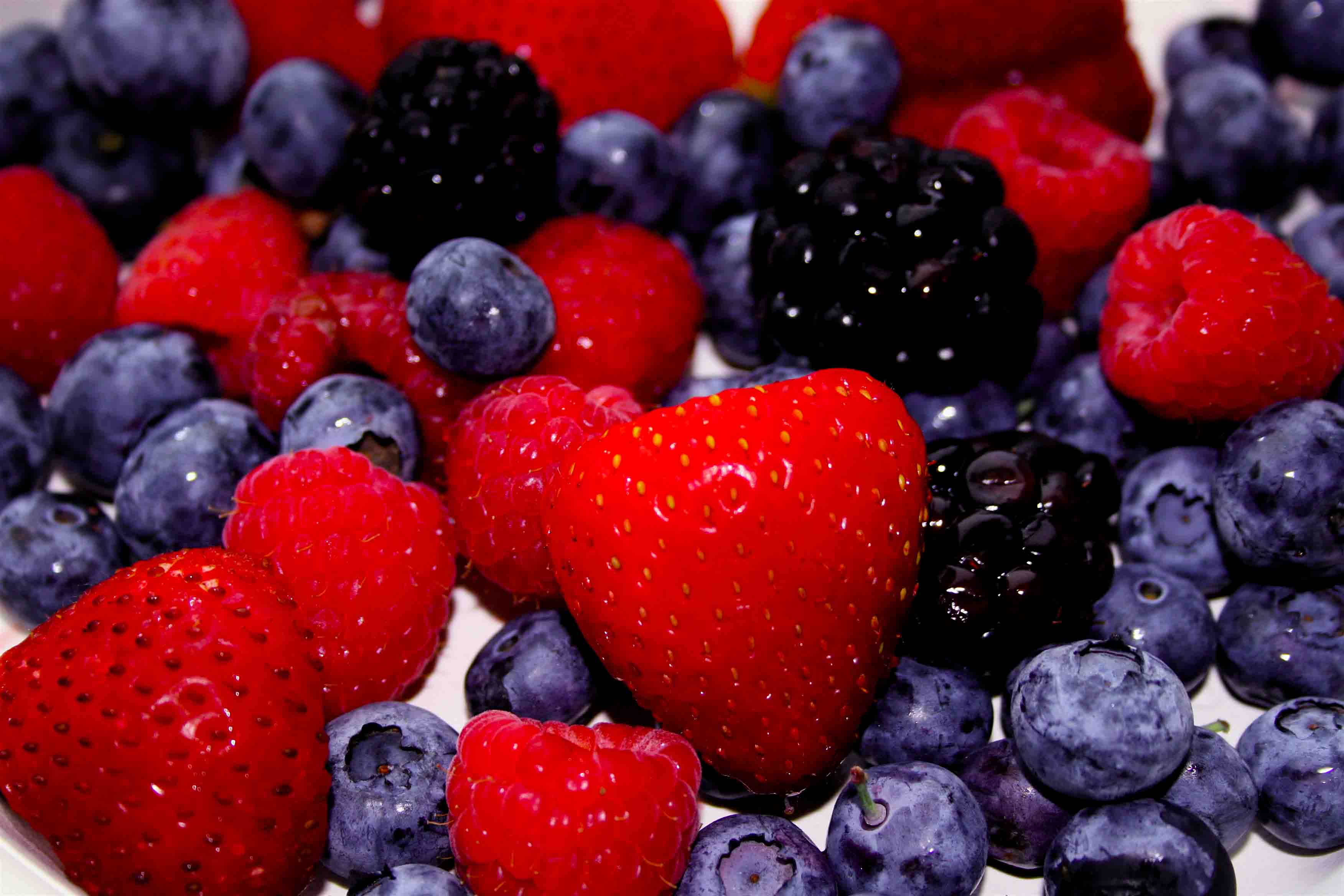 Сочные и вкусные ягоды это. Сочная ягода. Красивые ягоды. Заставка ягоды. Красивые фрукты и ягоды.