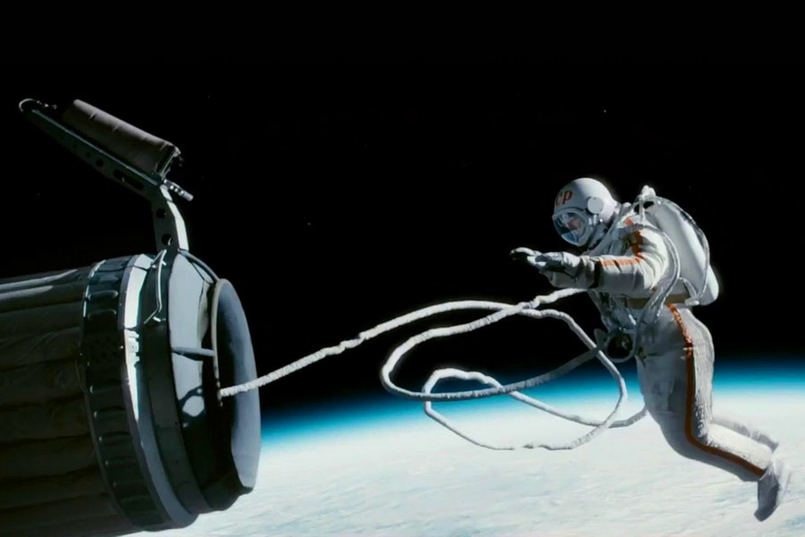 Фото леонова в открытом космосе. Первый выход человека в космос Леонов. Леонов выход в открытый космос.