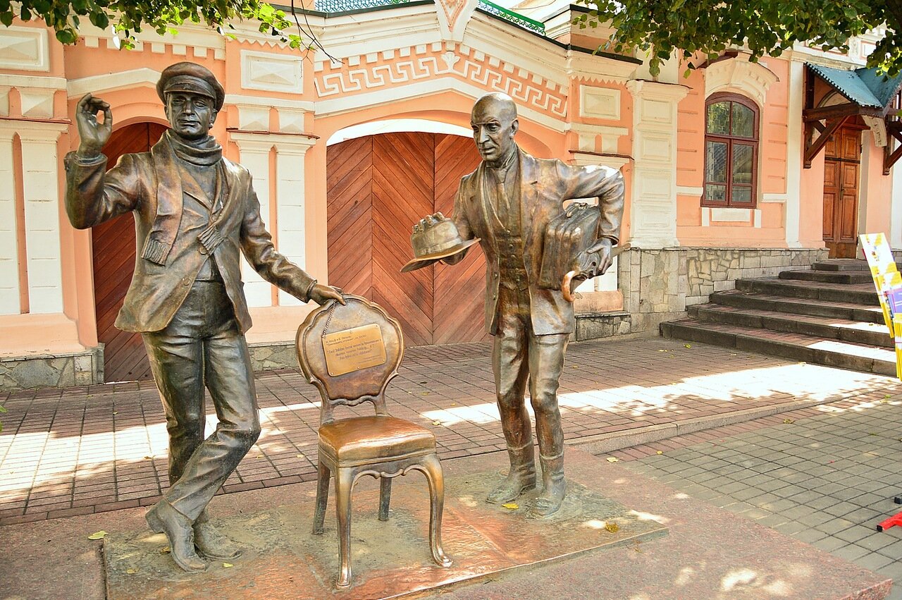 Памятник Остапу Бендеру и Кисе Воробьянинову в Чебоксарах