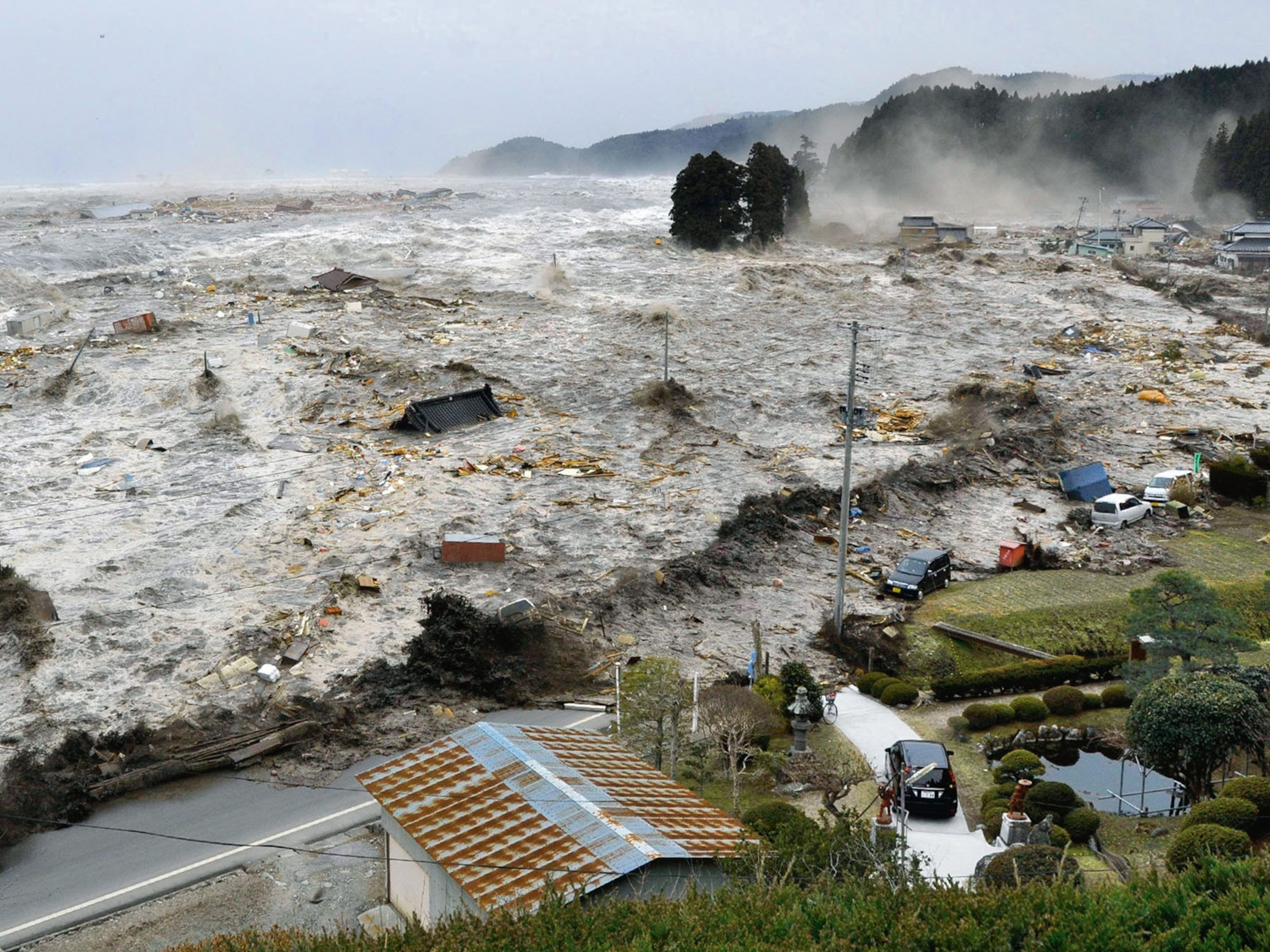 Волна прорыва и катастрофическое наводнение. ЦУНАМИ В Японии в 2011. Волна 40 метров ЦУНАМИ Япония. ЦУНАМИ острова Идзу и Миякэ. Гонолулу ЦУНАМИ.