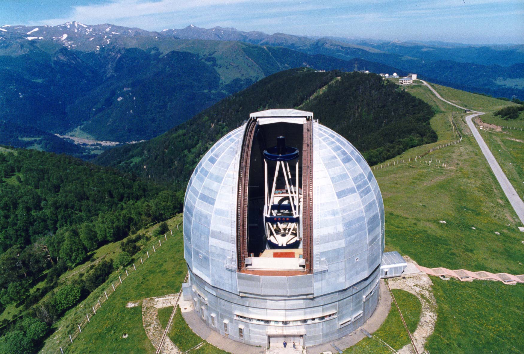 Самый большой телескоп в мире находится. Специальная астрофизическая обсерватория Архыз. Телескоп БТА Архыз. Карачаево Черкессия обсерватория РАН. Большой телескоп азимутальный БТА.