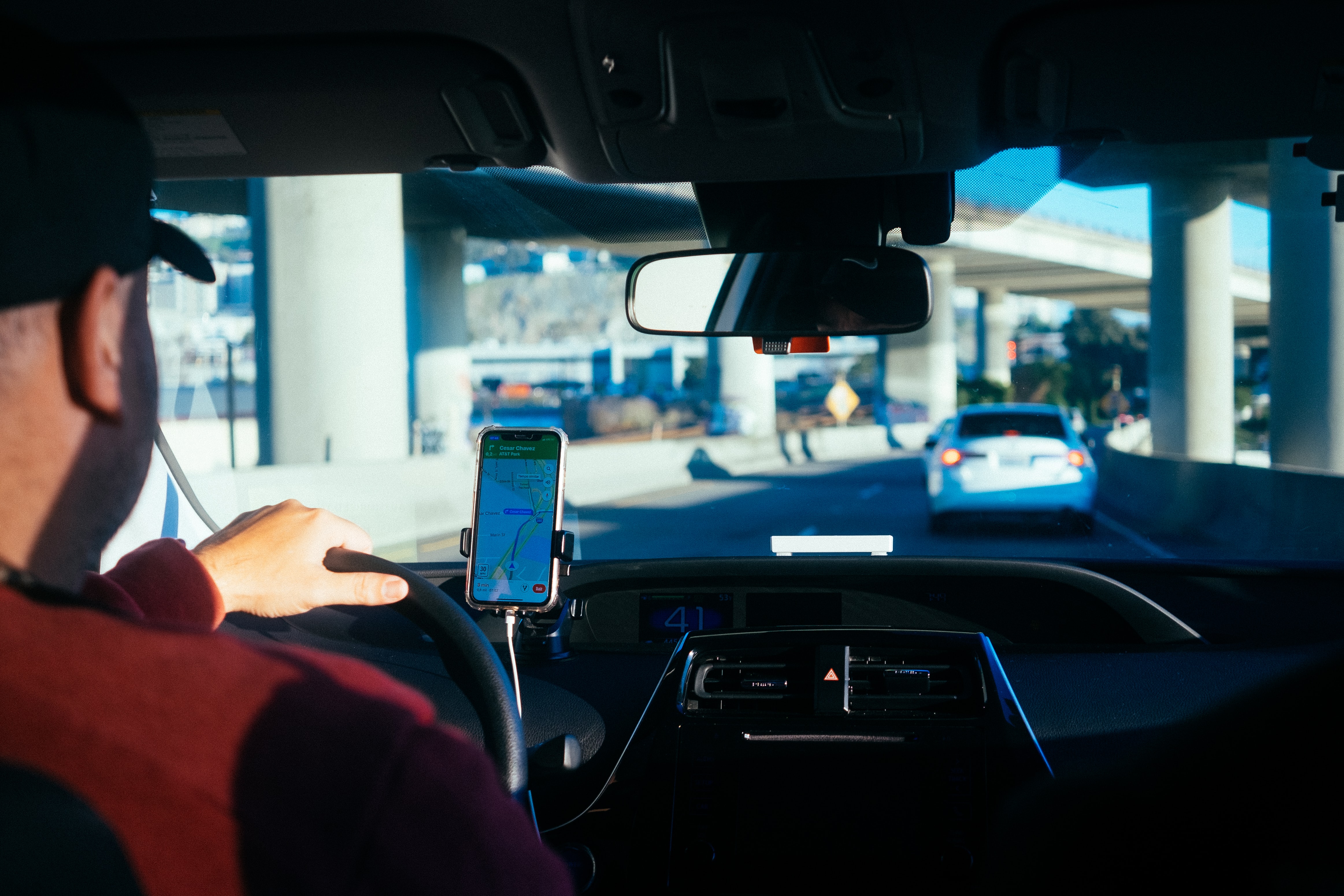 Car reading. Водитель за рулем. Мужчина за рулем. Таксист с кучей гаджетов. Изменения для водителей.