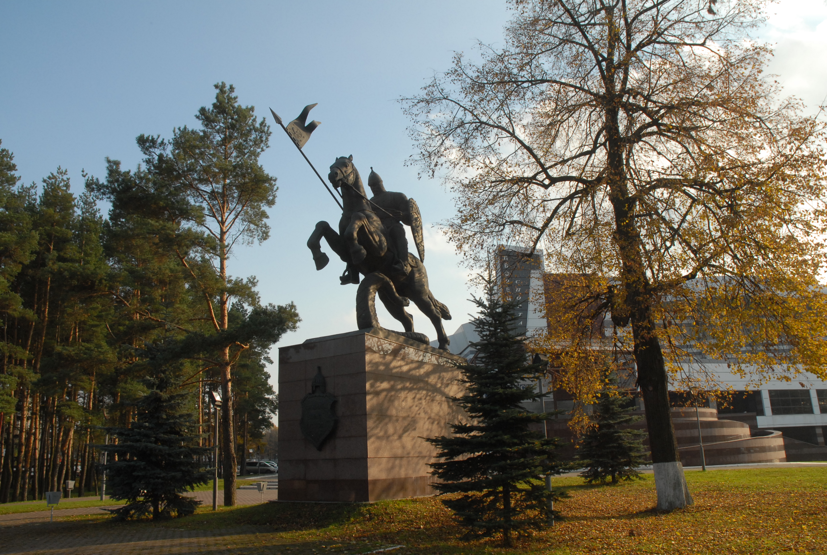 Памятники подольска. Памятник Витязю в Подольске. Памятник русскому Витязю в Подольске. Скульптура Витязь в Подольске. Подольск 17. Памятник "Витязь".