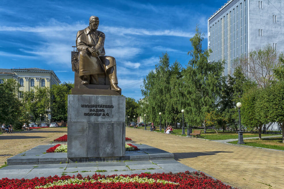 Памятник в екатеринбурге. Памятник Попову в Екатеринбурге. Памятник возле вокзала Екатеринбург. Попов памятник Екатеринбург. Памятник Александру Попову в Екатеринбурге.