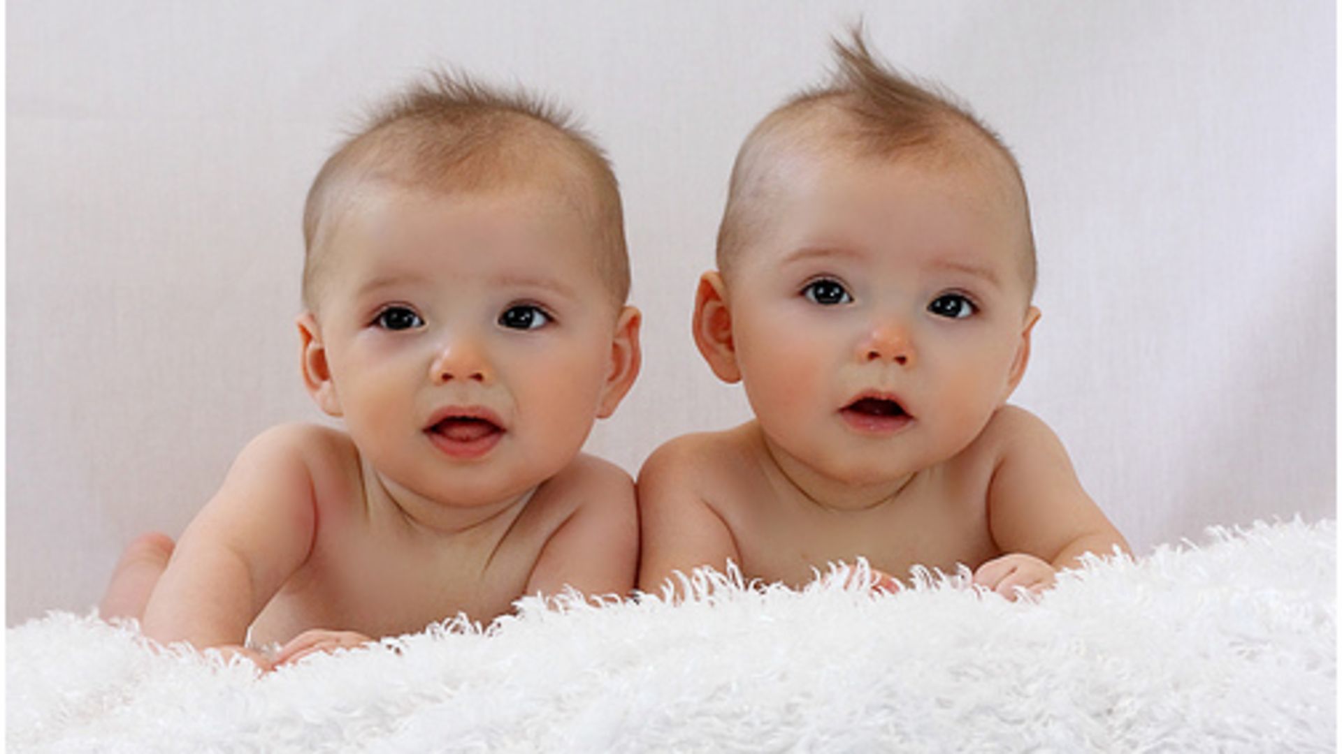 Twin. 2 Года близнецам. Открытки с маленькими детьми близнецов. Фотографируем взрослых мальчиков двойняшек. Два внука двойняшки.