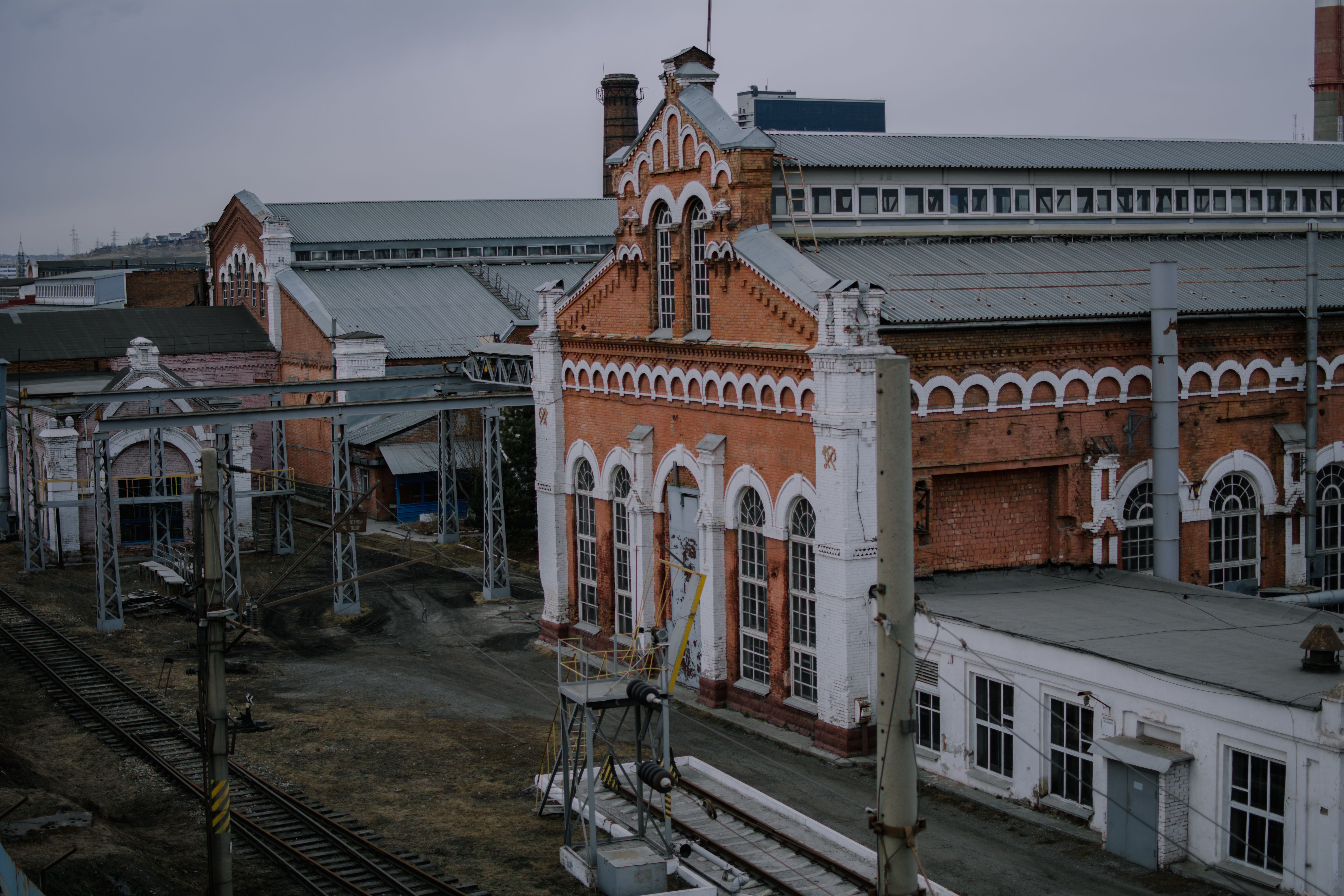 Красноярские промышленности. Красноярский электровагоноремонтный завод. Красноярск промышленность. Мастерские ЖД.